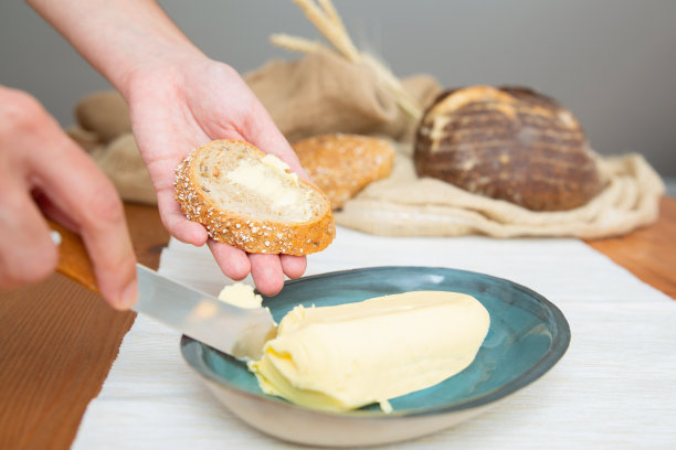 正在切黄油的女人图片下载