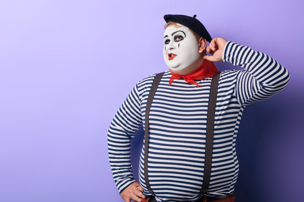 困惑沉思的男人抓着他的头，手在臀部图片下载