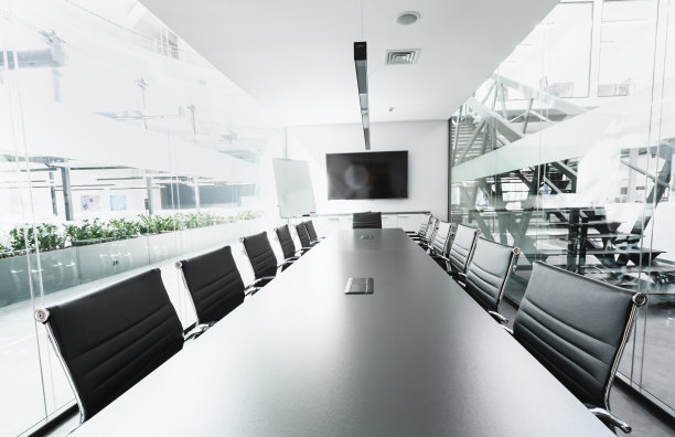 会议厅长桌，电视，透明墙壁图片下载