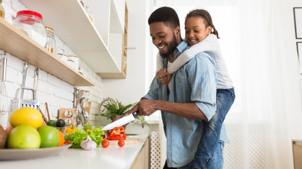 爸爸和女儿在厨房做饭时玩得很开心图片下载