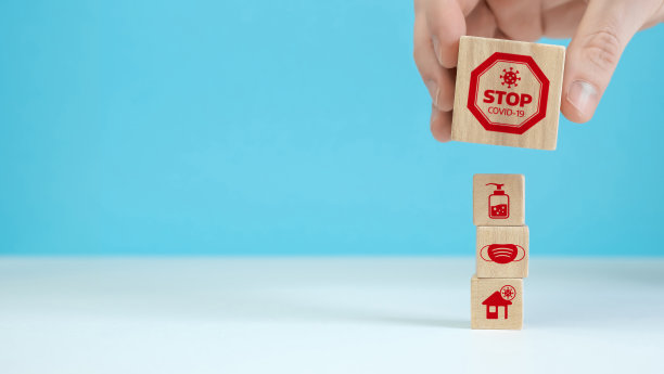 手动组织带有健康图标冠状病毒的木块堆积。保险是你的健康理念图片下载