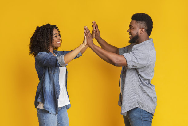 一些团队合作的概念。快乐的黑人夫妇给对方击掌图片下载