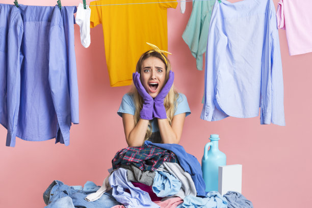 主妇绝望的哭声。有一堆脏衣服的女孩图片下载