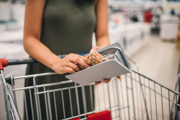 女人在超市打开钱包。特写镜头。图片下载