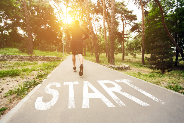 运动员在户外跑步路径上通过开始字母的后视图图片下载