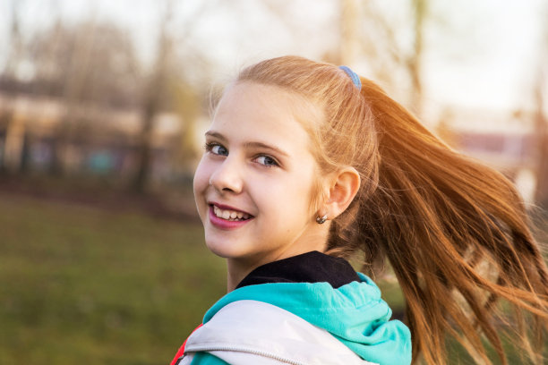 可爱的少女户外肖像图片下载