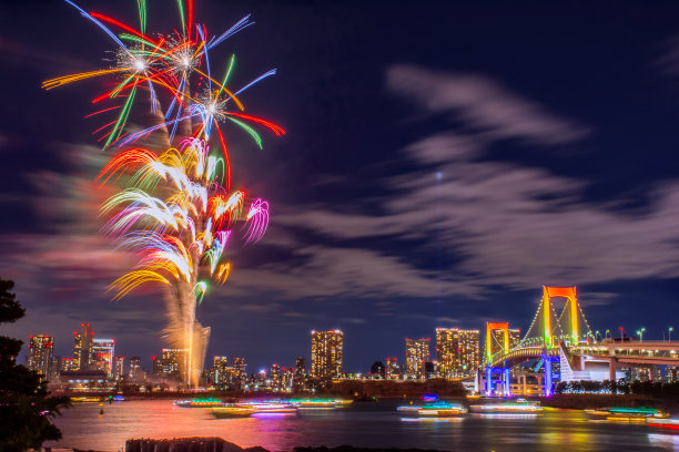 东京台场，美丽多彩的彩虹桥烟花和东京城市夜景图片下载
