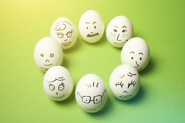 在许多以绿色为背景的鸡蛋上画人脸图片下载