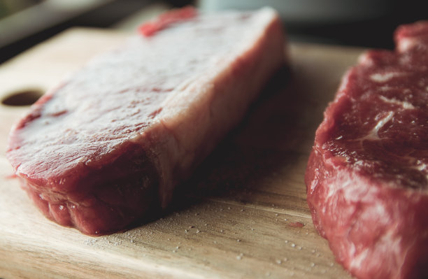 两份臀部牛排图片下载