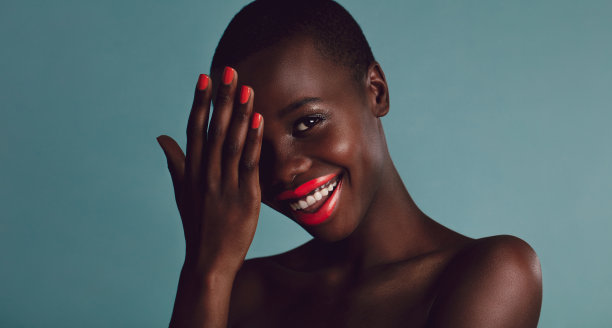 美丽的非洲女人与生动的化妆图片下载