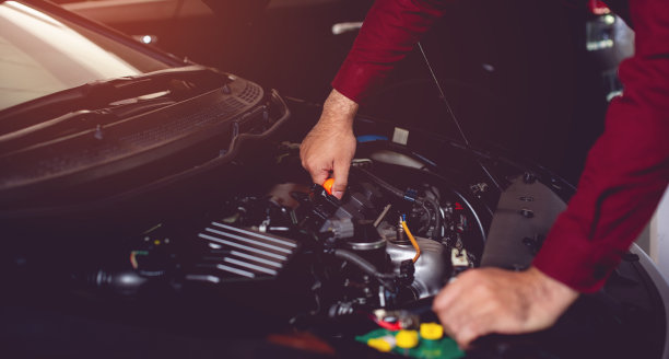 汽车修理工正在检查是否有一个又好又安全的驾驶伙伴。图片为您的业务图片下载