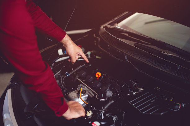 汽车修理工正在检查是否有一个又好又安全的驾驶伙伴。图片为您的业务图片下载