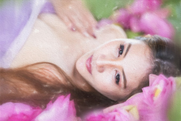 美丽的女人与莲花。图片下载