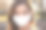 年轻女子戴着白色的棉病毒口鼻面具，模糊了公园里的虚景，特写脸部肖像图片下载
