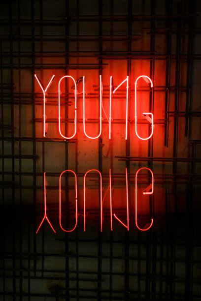 砖墙上的发光标志图片下载