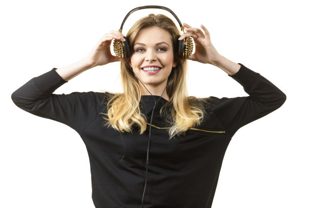 少女戴耳机图片下载