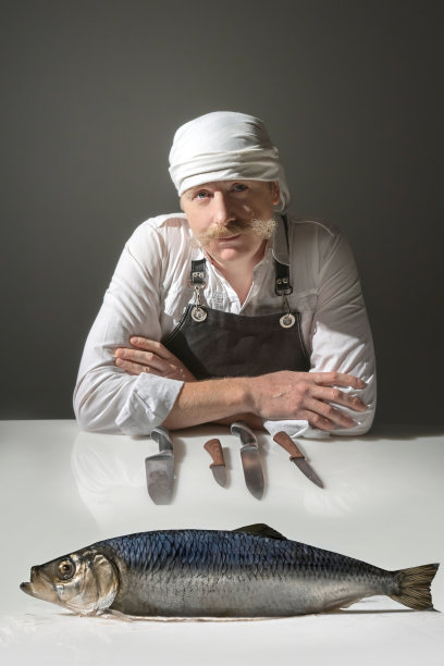 厨师用鱼烹饪图片下载
