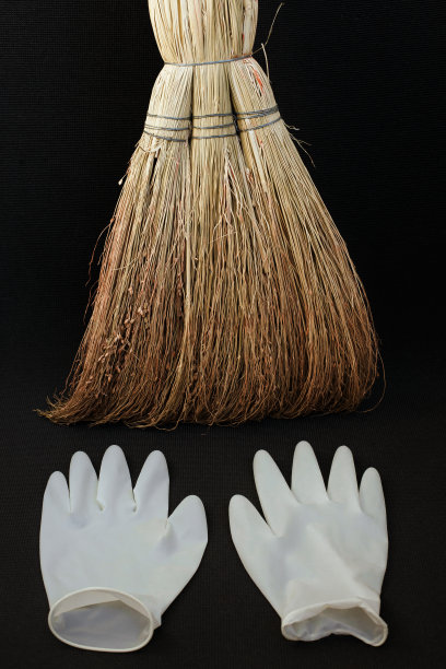 乳胶手套和扫帚隔离。小米扫帚近距离攻击。图片下载
