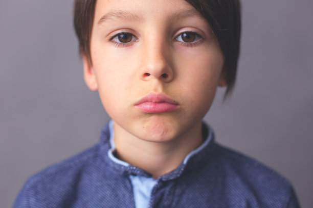 孩子，男孩，表现出不同的情绪图片下载