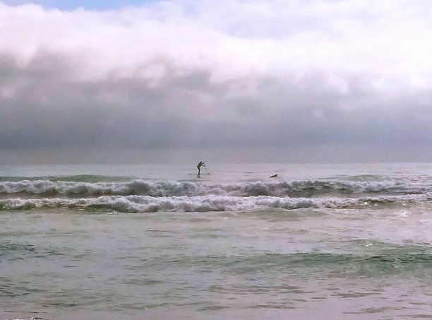 在暴风雨天气中划桨。图片下载