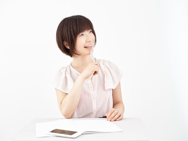 一个正在想办法的女人图片下载