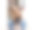 女孩微笑着坐在衣柜里图片下载