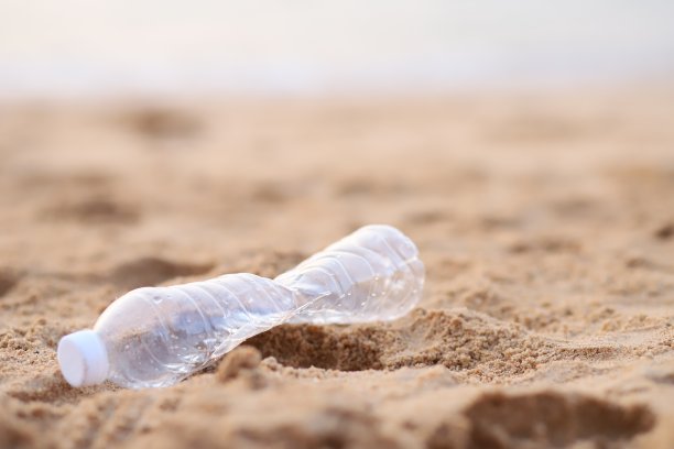 沙滩上的塑料瓶图片下载