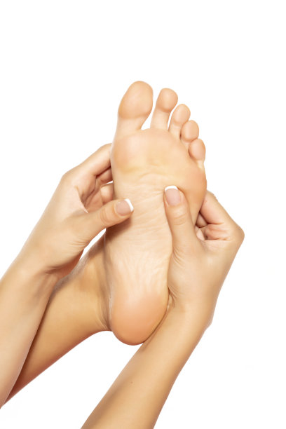 女人按摩她疼痛的脚在白色的背景图片下载