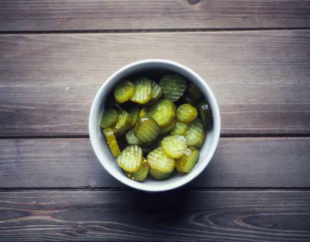 木桌上放着一碗泡菜图片下载