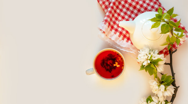 白茶壶，红果茶，意大利台布，苹果花白底平铺。下午茶时间顶观长条旗图片下载