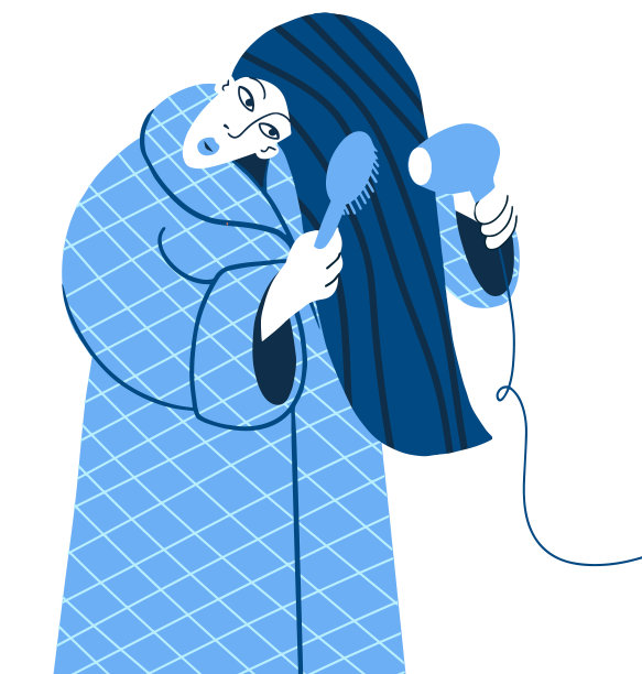 一个女人正在用吹风机吹她的长发图片下载