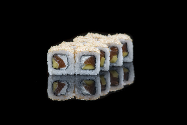 寿司卷在黑色的背景反射。日本的食物。关闭了。图片下载