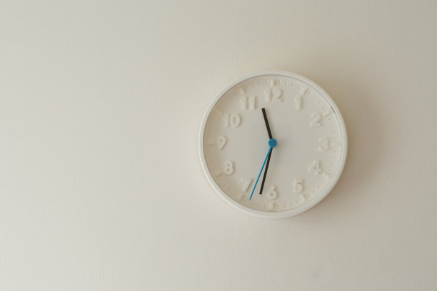 白墙上的圆钟图片下载
