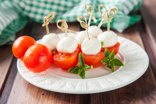 卡普里沙拉:番茄，马苏里拉奶酪和罗勒叶，有选择的重点图片下载
