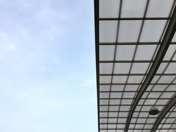 低角度的半开放玻璃天花板与天空背景图片下载