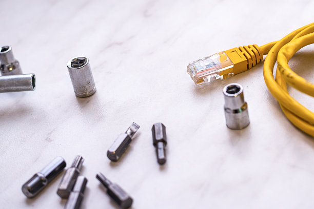 选择性聚焦组的喷嘴金属和黄色rj45电线工程背景图片下载