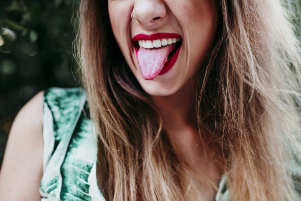 日落时分，一个陌生的金发年轻女子在亲吻。红色的嘴唇。幸福生活理念图片下载