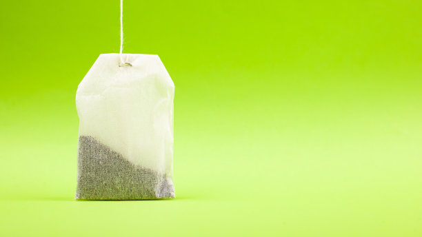 白色的茶包在浅绿色的背景空间图片下载