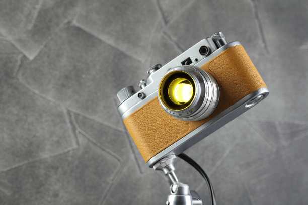 一盏我用老式胶片相机在灰色水泥背景上制作的老式灯。图片下载