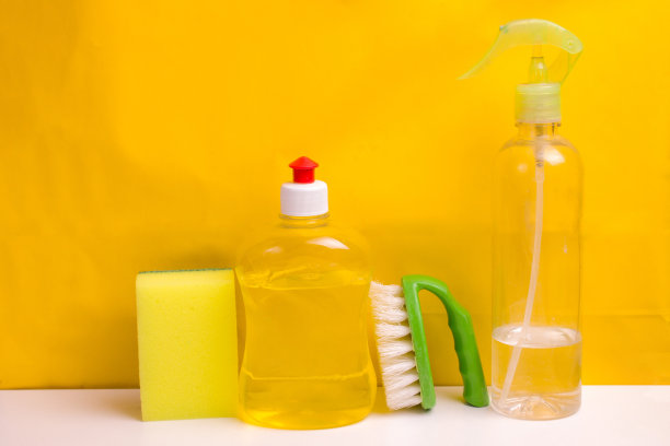 用于清洁厨房、浴室及其他区域的各种表面。以黄色为背景。家居清洁服务的概念。图片下载