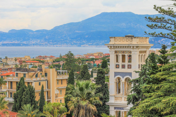 加尼埃的埃特林达别墅的塔楼，背景是法国里维埃拉和蒙特卡洛图片下载