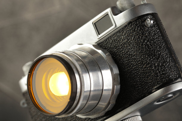 我用老式胶片摄像机FED-2制作的老式台灯，背景是灰色的水泥。图片下载