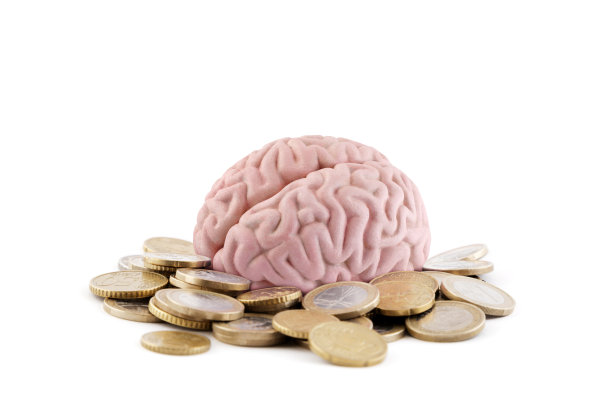 硬币在白色背景上的人脑图片下载