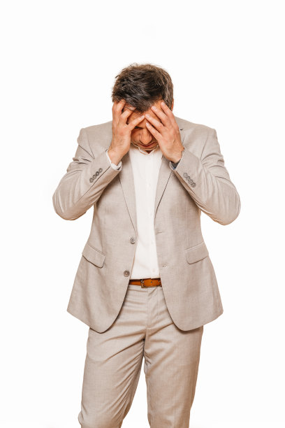 穿着米色西装的商人，因生意下滑而破产和沮丧图片下载