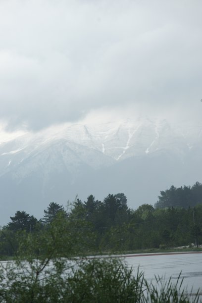 雪山和湖泊景观照片陡峭的框架图片下载