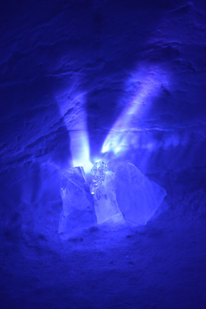 照片真实的自然冰背景与紫色光线-肖像图片下载