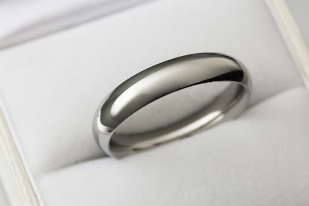 珠宝盒里的结婚或订婚戒指。图片下载