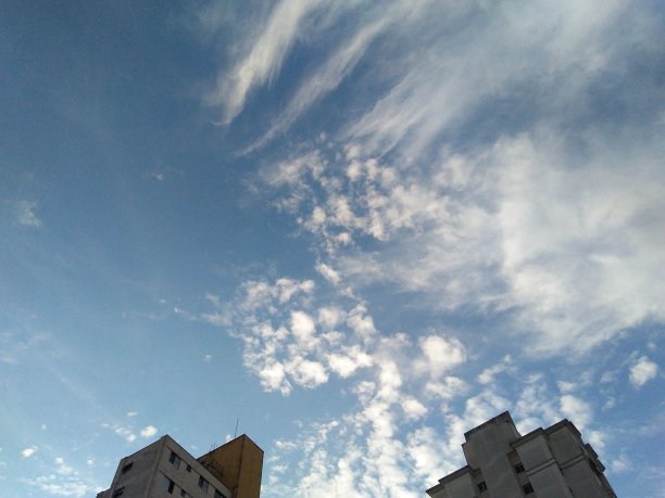 天蓝色的城市图片下载