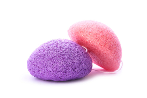 白色背景上孤立的天然粉色和紫色魔芋海绵。面部护理。美常规概念图片下载