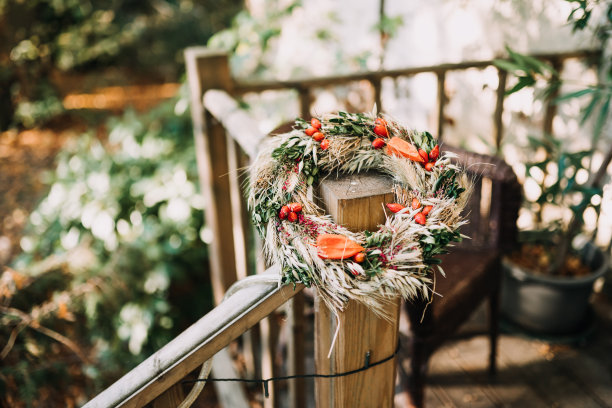 一个房子外面的圣诞花环的照片图片下载